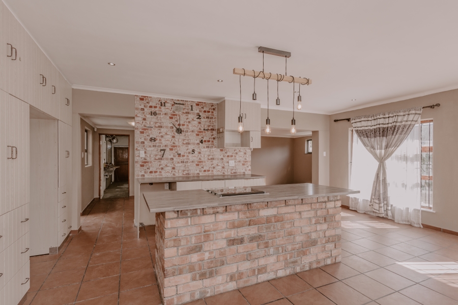 5 Bedroom Property for Sale in Protea Heights Western Cape